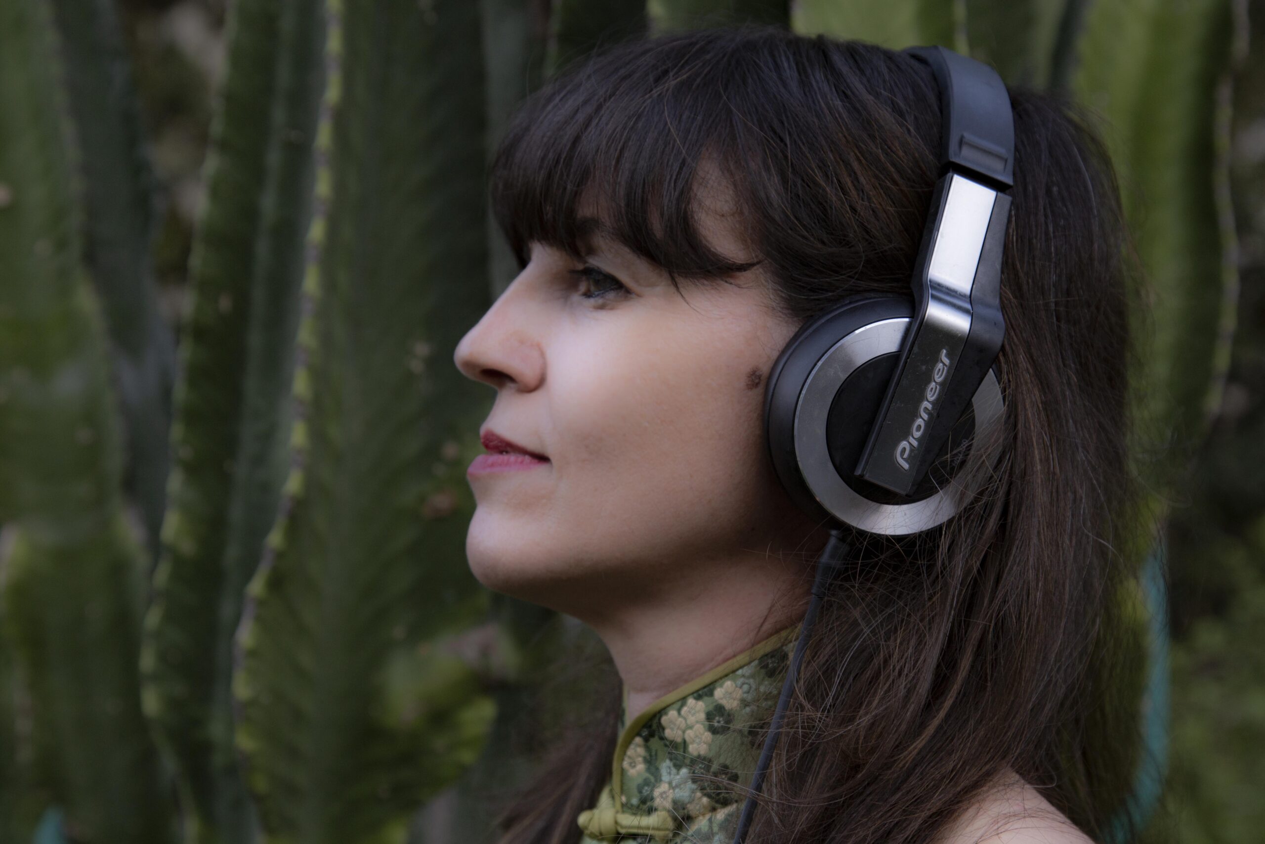 Dj Miss Beat de perfil con los auriculares puestos